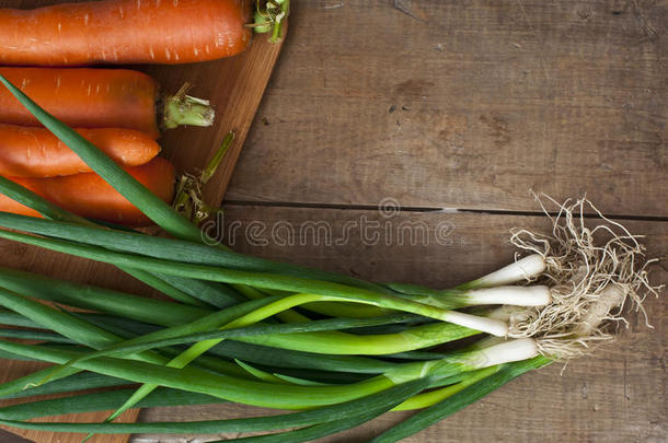 新鲜胡萝卜和洋葱