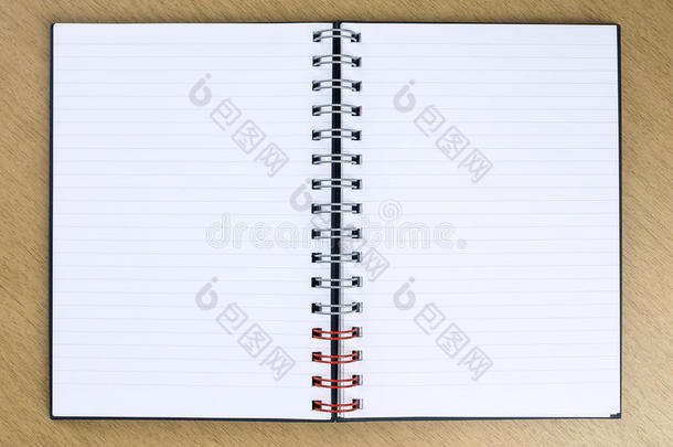空白打开笔记本在桌子上