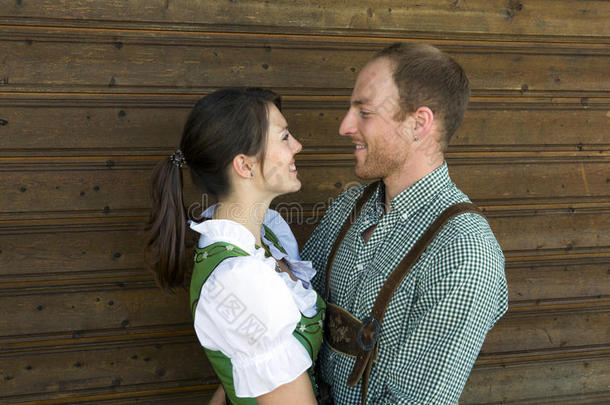 一对穿着传统巴伐利亚衣服的夫妇互相拥抱