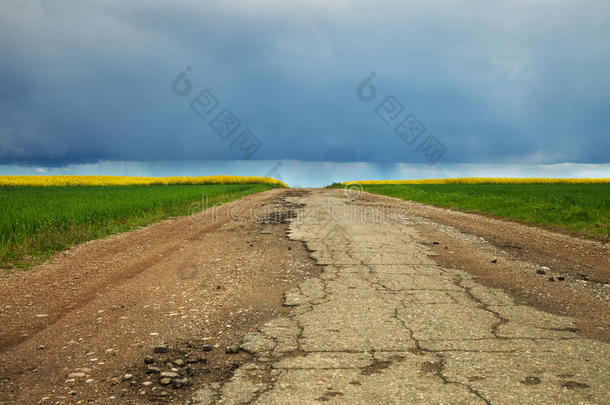 乡村景观与破碎的道路。