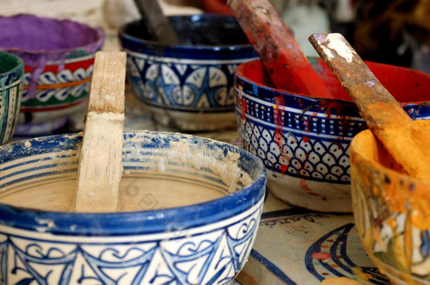 碗不同颜色的油漆，摩洛哥