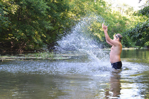 男孩少年夏天在河里游泳