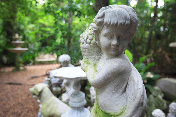 花园里的丘比特雕像雕塑。