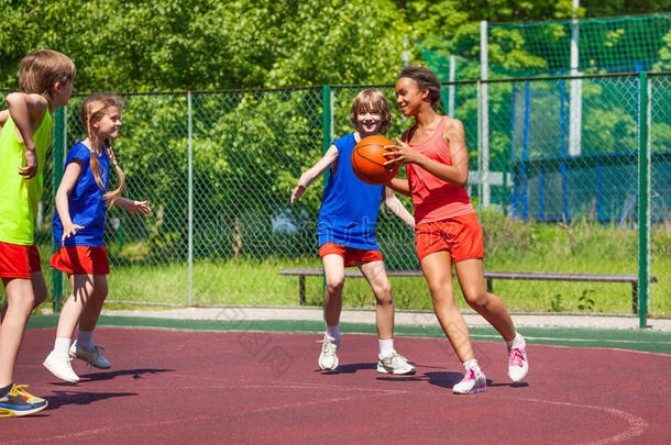 非洲女孩持球，青少年<strong>打篮球</strong>