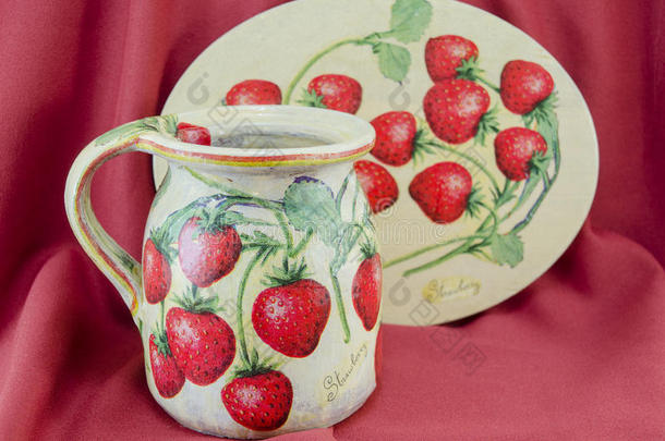 装饰草莓图案水罐和盘子红色