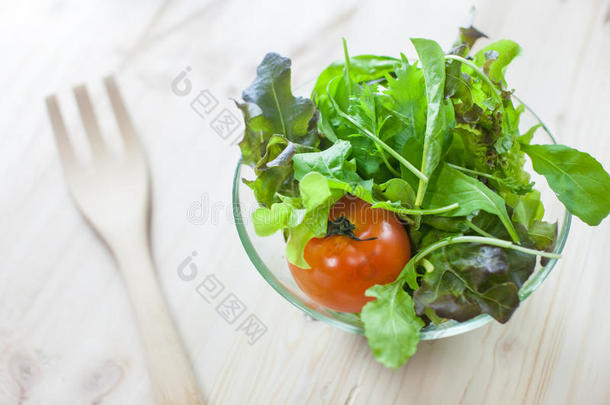 新鲜蔬菜沙拉与绿色橡木和番茄<strong>正在准备</strong>烹饪前。
