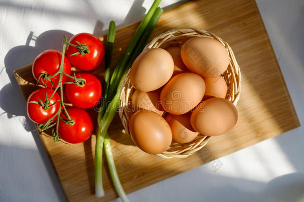一篮子鸡蛋和一堆西红柿