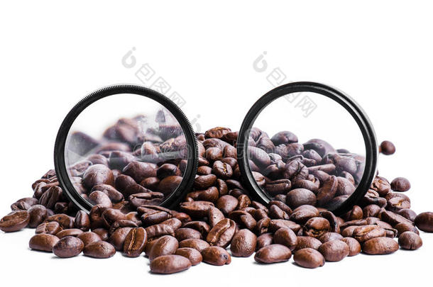 咖啡豆与圆形放大镜头
