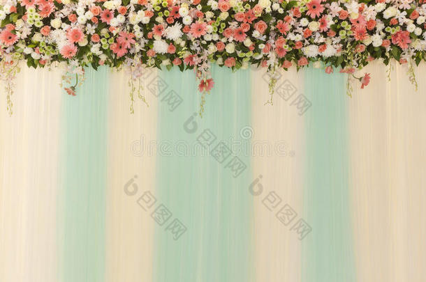 美丽的花朵和波浪幕墙背景-婚礼证书