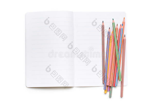 彩色铅笔和打开的工作簿