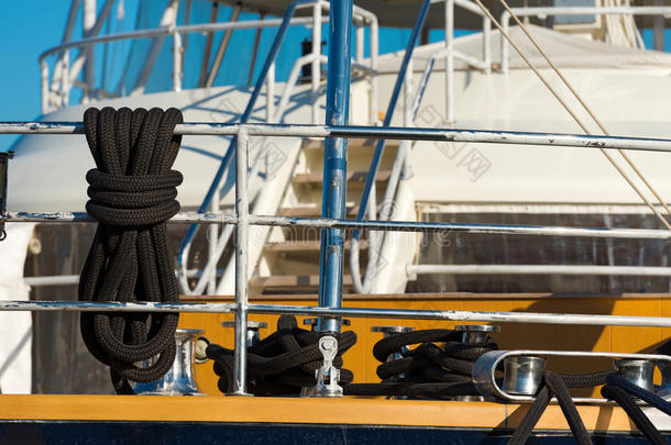 游艇上的黑色绳索用于系泊