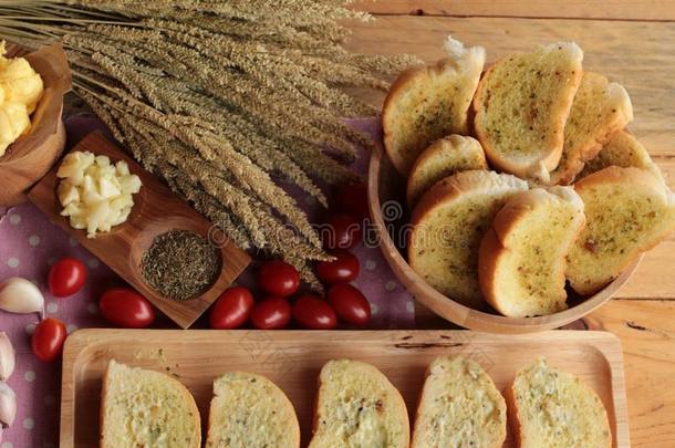 大蒜面包的草药美味与制作面包。