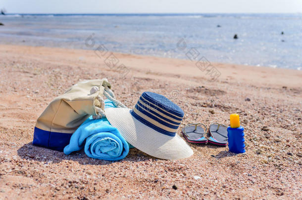 阳光无人海滩上的沙滩袋和太阳帽