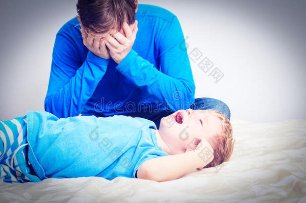 哭泣的孩子，疲惫的父亲