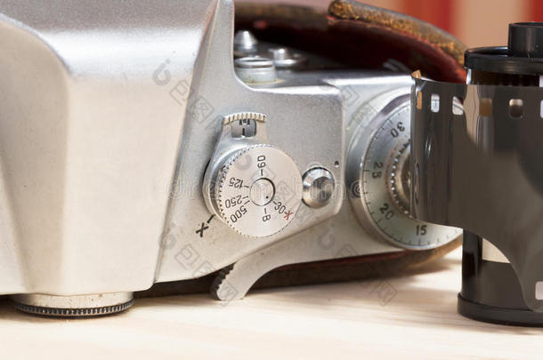 带胶卷的特写老式相机。