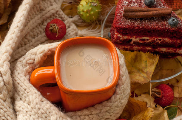 一杯橙色的<strong>奶茶</strong>，一条米色的针织围巾，一块<strong>蓝莓</strong>的仿人蛋糕，干树叶，臀部和栗子