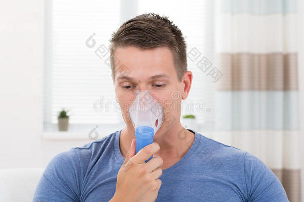 公寓哮喘雾化器呼吸白种人