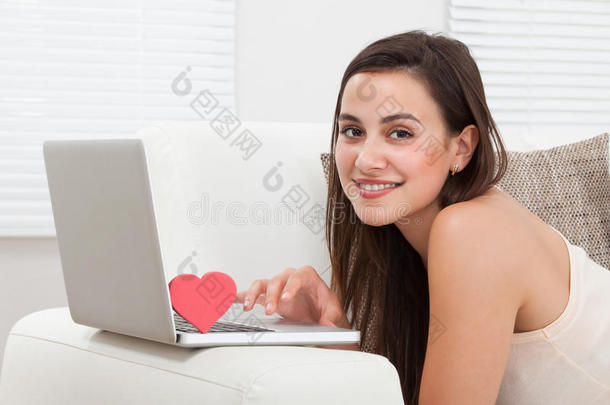 美女在笔记本电脑上在线约会