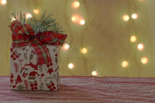 圣诞装饰品，礼包和松枝