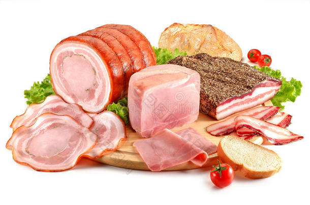 砧板上有猪肉、培根、火腿和面包