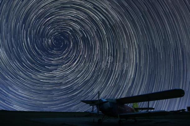 美丽的夜空，螺旋星迹在<strong>小型</strong>机场<strong>飞机</strong>上。