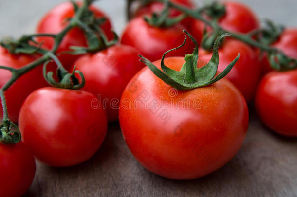 新鲜的红色美味西红柿<strong>放在</strong>一个古老的木制<strong>桌面</strong>背景上