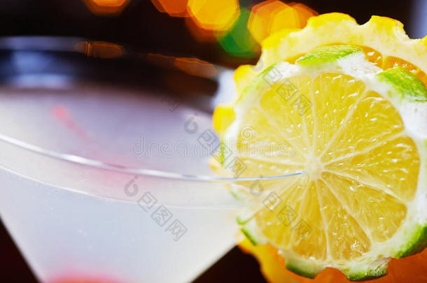 明亮美味的鸡尾酒与装饰的橙色和樱桃在底部的玻璃在桌子上