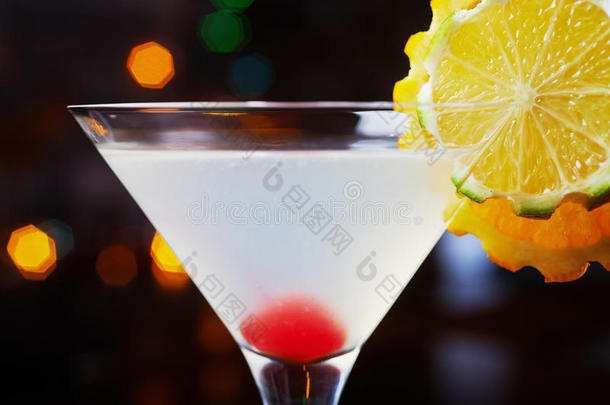明亮美味的鸡尾酒与装饰的橙色和樱桃在底部的玻璃在桌子上