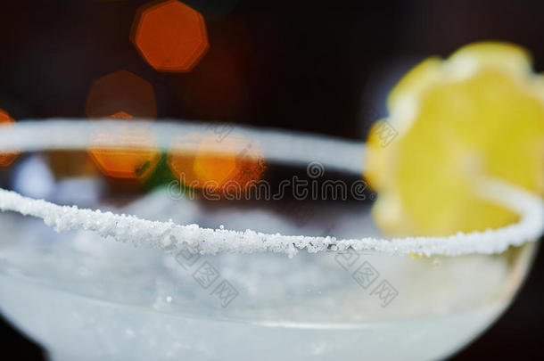 明亮清爽的鸡尾酒代基里在一家餐馆的桌子上，有创意的装饰橙色切片和冰在木桌上