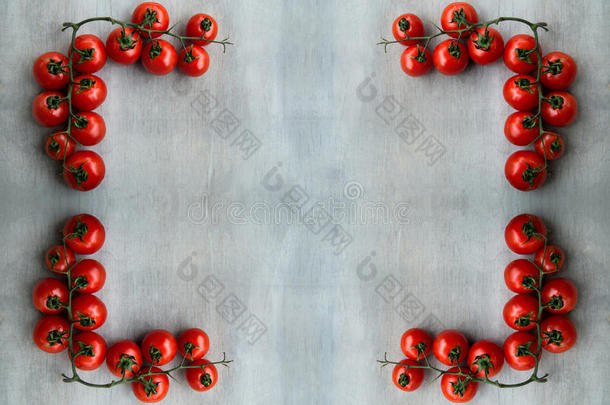 新鲜的红色美味西红柿的角<strong>落在一个</strong>古老的木制平板上