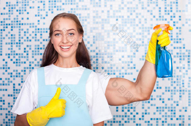 漂亮的年轻女清洁工正在打扫卫生