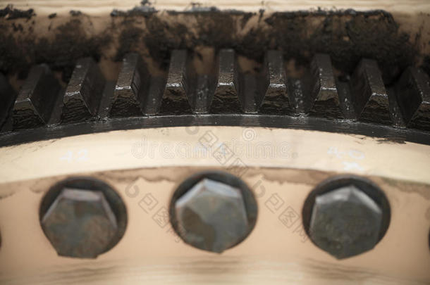 木制背景上的齿轮，机器零件或备件，行业背景，旧齿轮或损坏的齿轮从艰苦的工作