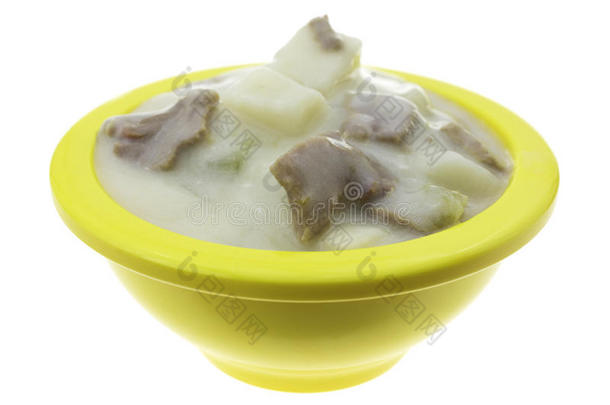 黄色碗里的芝士牛排汤