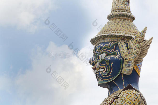 面对巨大的或雅卡沙，<strong>守卫</strong>一个出口到大皇宫在瓦法卡尤寺的翡翠佛寺