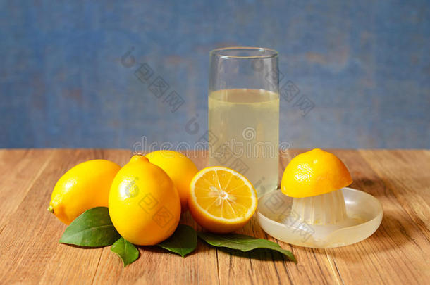 新鲜榨出的柠檬汁放在一杯熟柠檬里