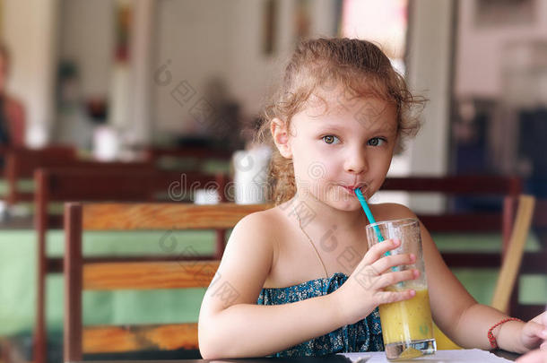 可爱的小女孩在咖啡馆<strong>喝果汁</strong>