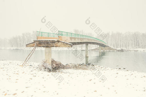 雪中损坏的桥