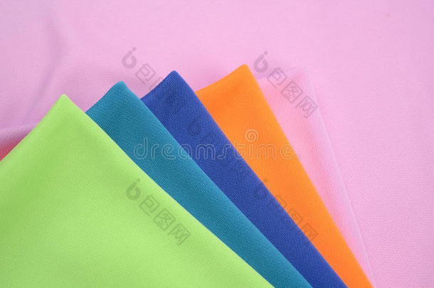 由棉纤维制成的不同颜色的布