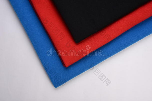 由棉纤维制成的三种不同颜色的布