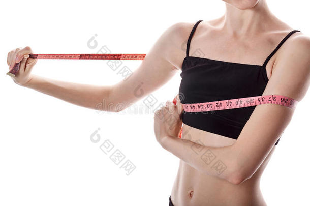 女孩测量乳房的体积。 减肥。
