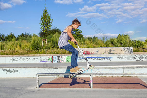 男孩玩滑板车玩得很开心
