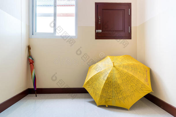 五颜六色的雨伞放在房间的一角。