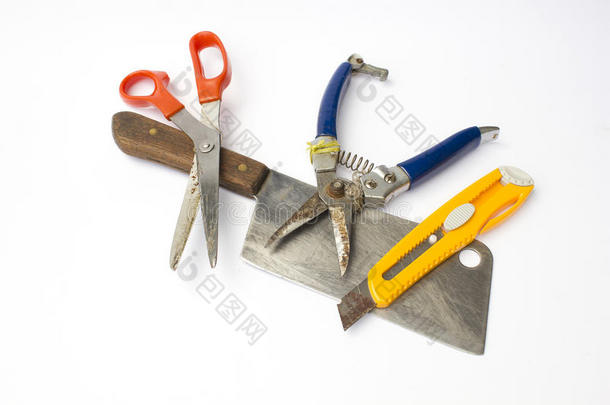 刀具包括切刀、剪刀、剪枝剪和白底隔离的盒刀