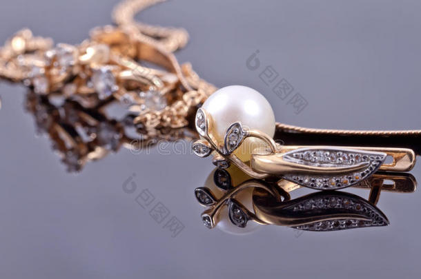 美丽的金色耳环和珍珠