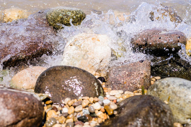 五颜六色的岩石在海滩上溅起<strong>浪花</strong>