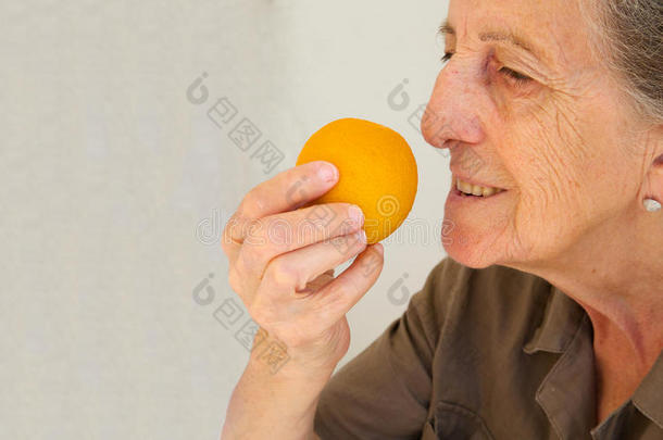 一个带橘子的高级女人