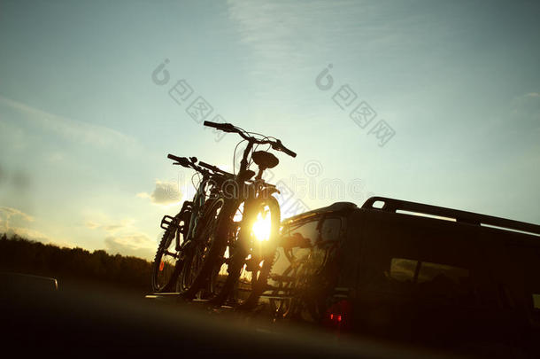 自行车运输-两辆自行车在一辆车的后面