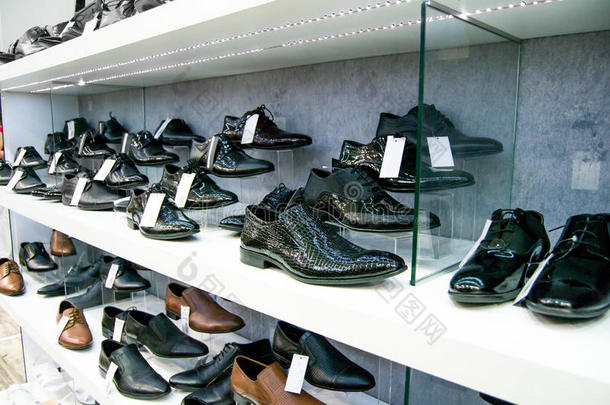 优雅的黑色皮革人<strong>类型</strong>的鞋<strong>选择</strong>和放置根据最新的时尚趋势