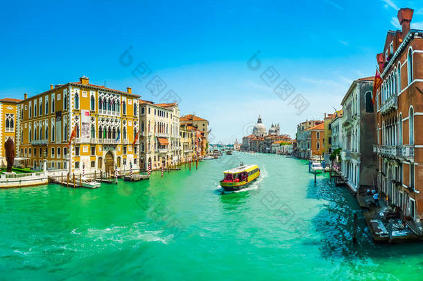 运河宏伟与罗西利卡迪圣玛丽亚德拉<strong>敬礼</strong>，威尼斯，意大利