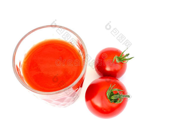 一杯西红柿汁和旁边的西红柿